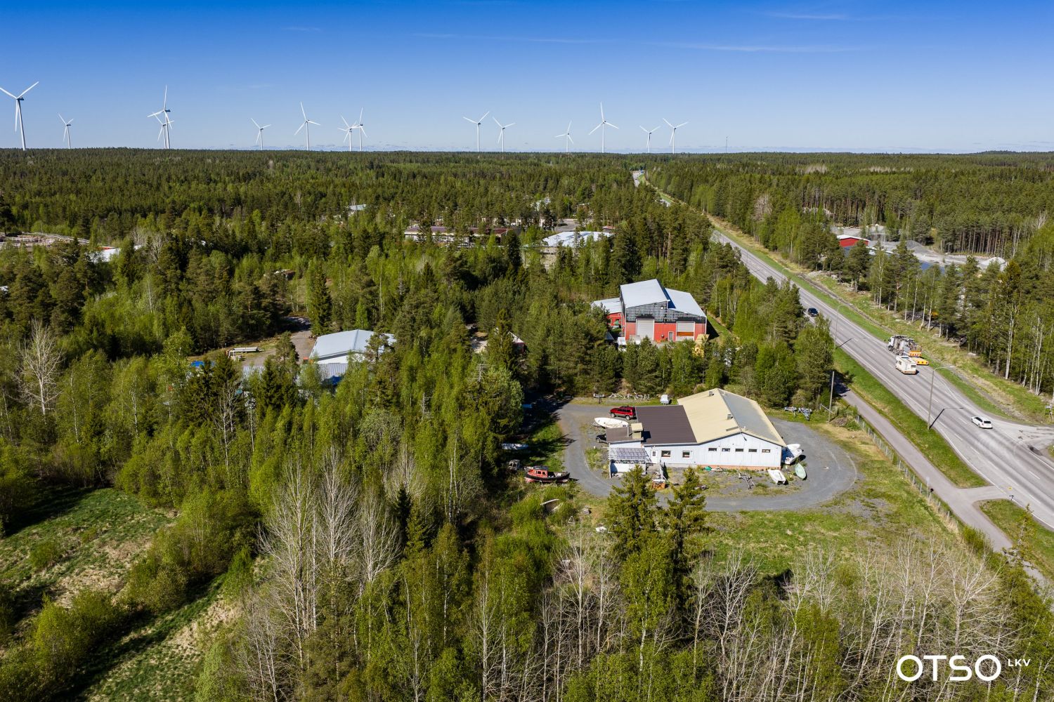 Luvialla sijaitseva liike- ja toimitila tarjoaa erinomaiset mahdollisuudet  uusille ja vanhoille yrittäjille. Tämä vuonna 1990 valmistunut ja vuonna 1998 laajennettu kohde on monipuolinen.Kokonaispinta-ala on 355 m2, josta noin 45 m2 on toimisto- ja sosiaalitiloja, myös keittiö, pesuhuone ja sauna....