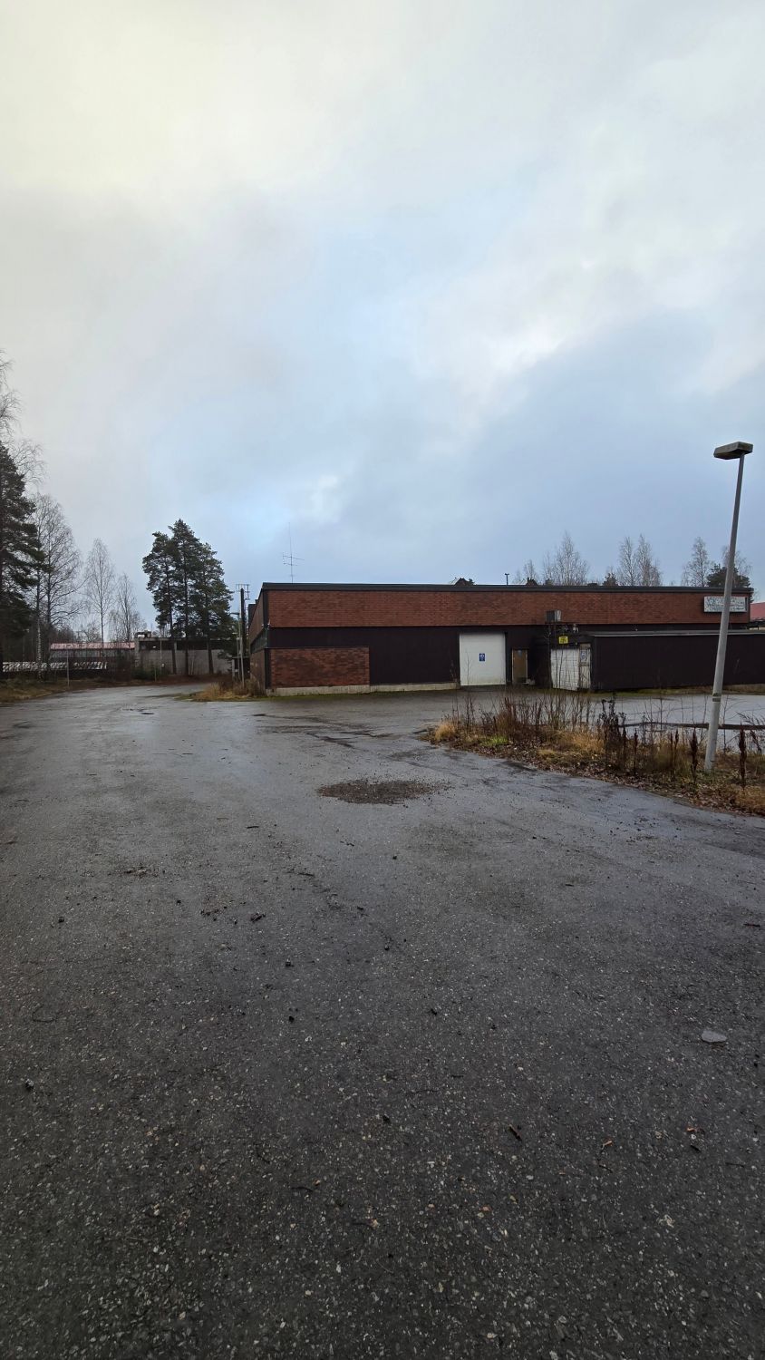 Myydään / Vuokrataan toimiva ja muunneltava betonielementtihalli omalla 6 755 m² tontilla. Kiinteistöä ympäröi asfaltoitu, ympäri ajettava piha-alue, joka soveltuu erinomaisesti raskaallekin kalustolle. Hallissa on lastauslaituri sekä sisäänajomahdollisuus 3,2 x 3,1 metrin nosto-oven kautta.Halli...