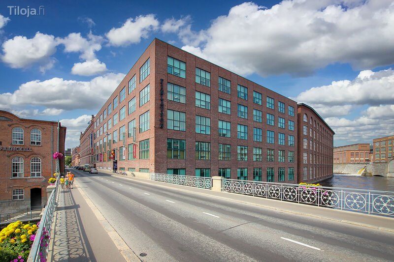 Vuokrataan läpitalon korkea ja avara toimisto upeilla näkymillä Tammerkoskelle. Tilassa on oma taukokeittiö, neuvotteluh...