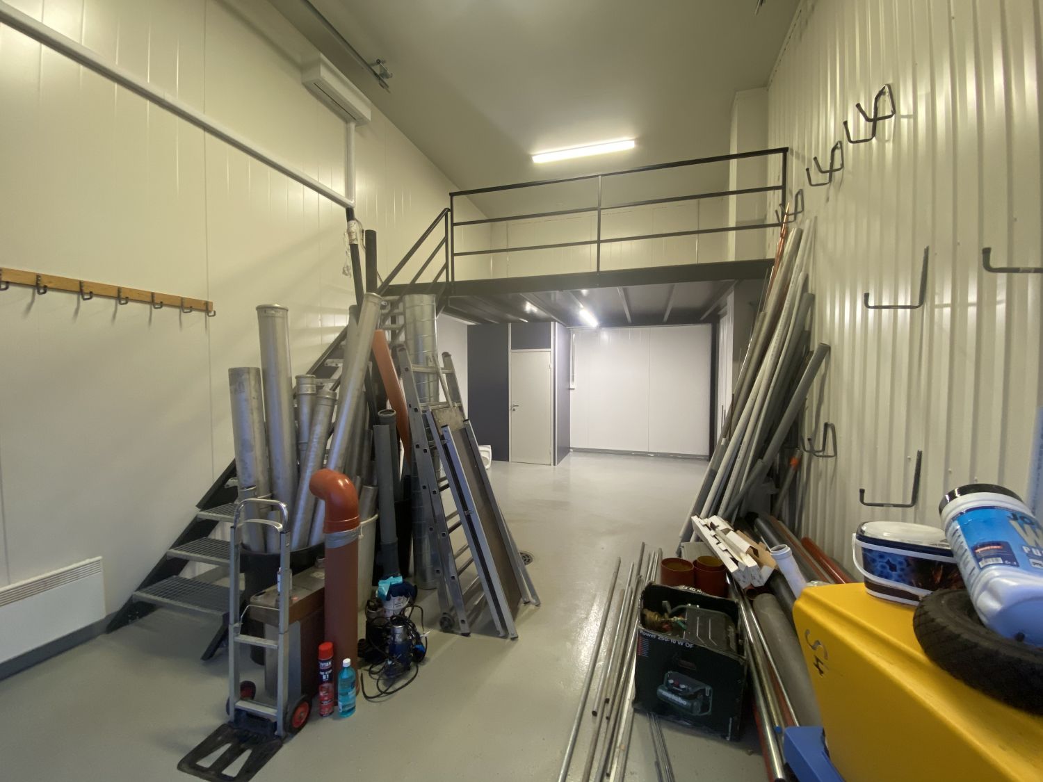 Suositulta Gumbölen Talliosakkeelta monikäyttöinen varasto, autotalli, harraste-, toimitila 44.