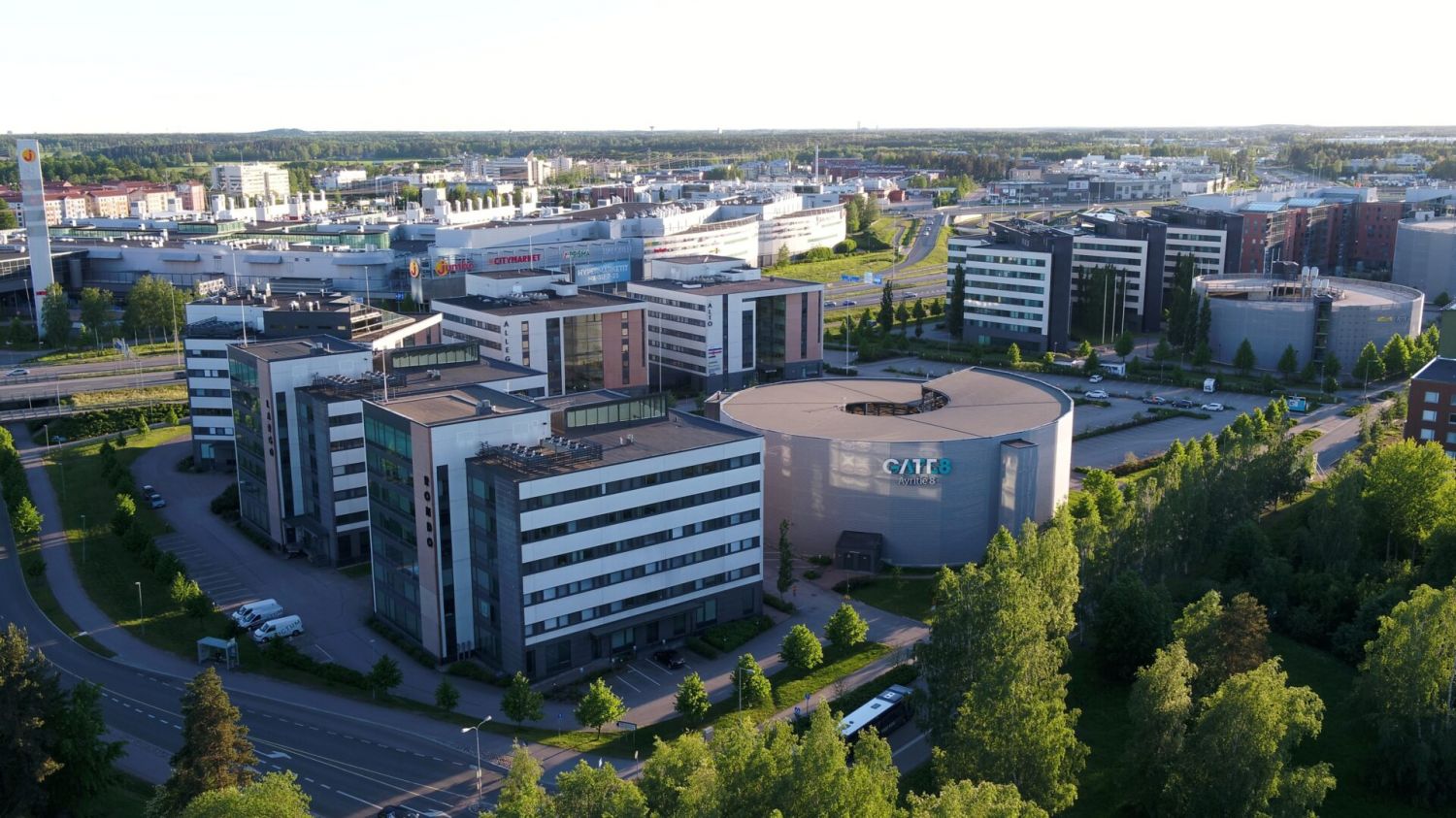 Siisti ja valoisa toimisto Lentoaseman läheisyydessä. Näkymät Kehä III suuntaan. Kohteessa on hyvä sisäilma ja viilennys...