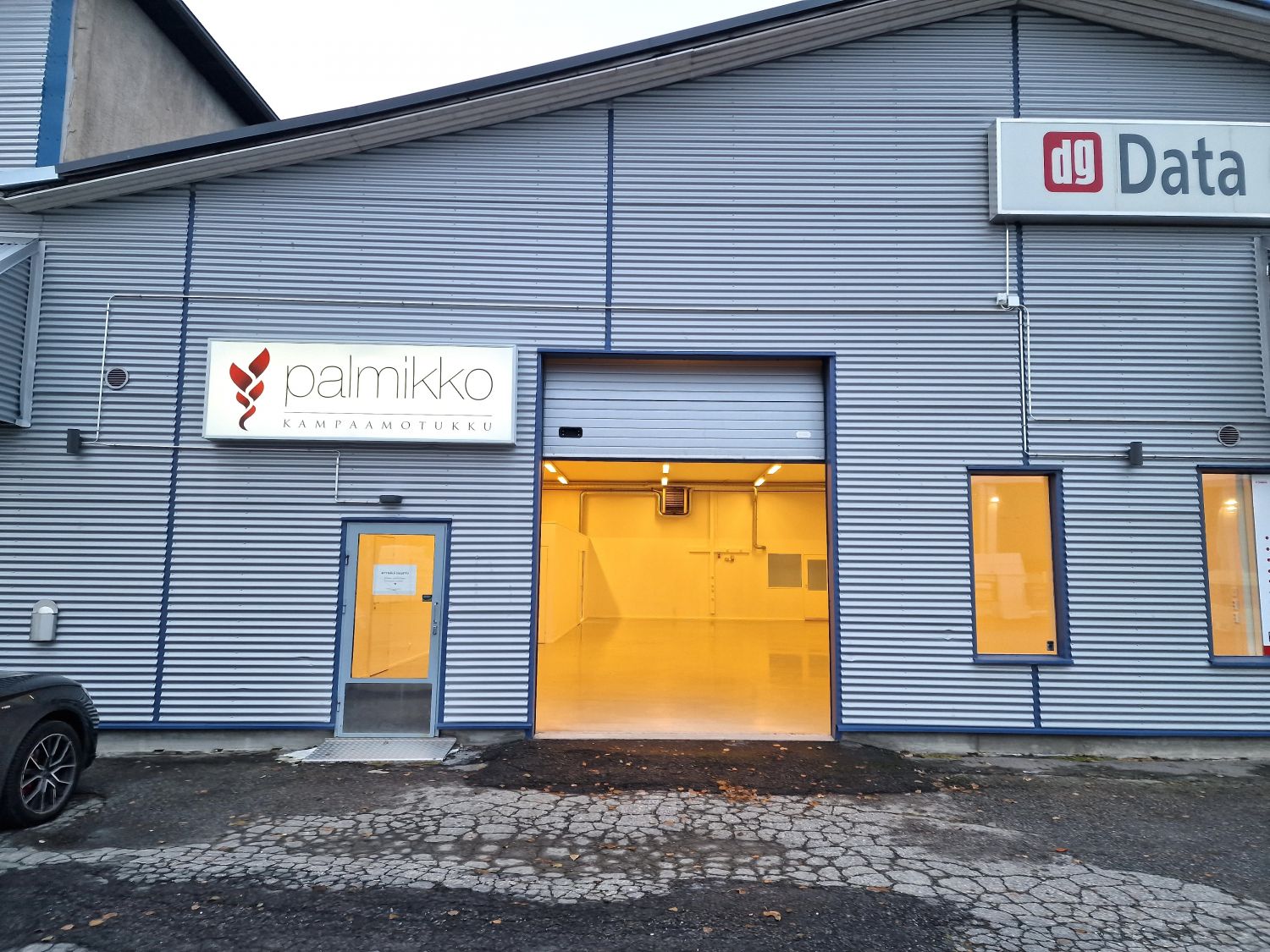 Sisäänkäynti ja nosto-ovi