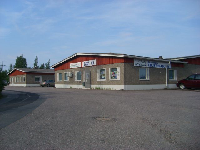 Autolla sisään -tuotanto- ja varastotilaa lentokentän vieressä. 