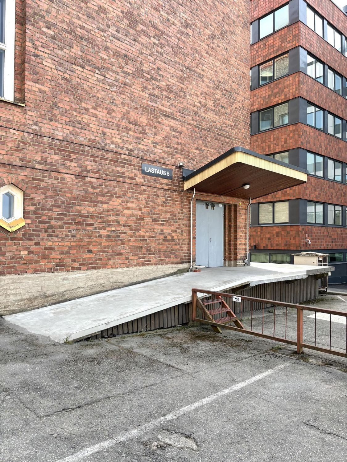 Lastauslaiturilta tavarahissillä kerrokseen