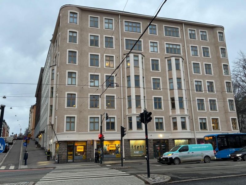 Siisti katutason 61 m² liiketila näkyvällä paikalla Hämeentien ja 5. linjan kulmassa.