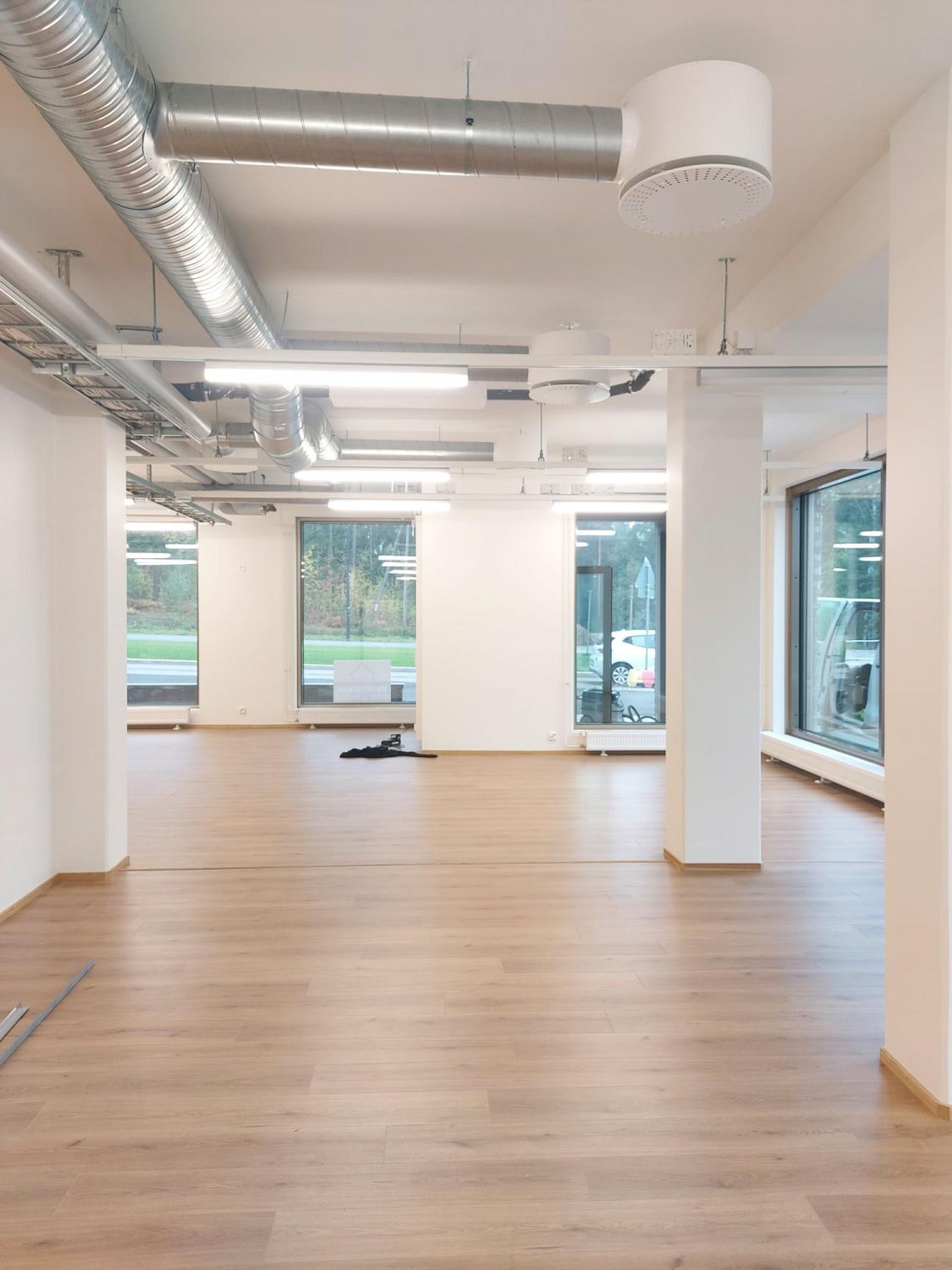 Tervetuloa tutustumaan upeaan vuokrattavaan liiketilaan, joka sijaitsee 2024 valmistuneen As Oy Helsingin Onnimannin kivijalassa! Liiketilan tiedot:Sijainti:          Katutaso, 4-kerroksisen asuintalon kivijalassaPinta-ala:      182 m²WC-tilat:        6 kappalettaSisäänkäynti: Oma sisäänkäynt...