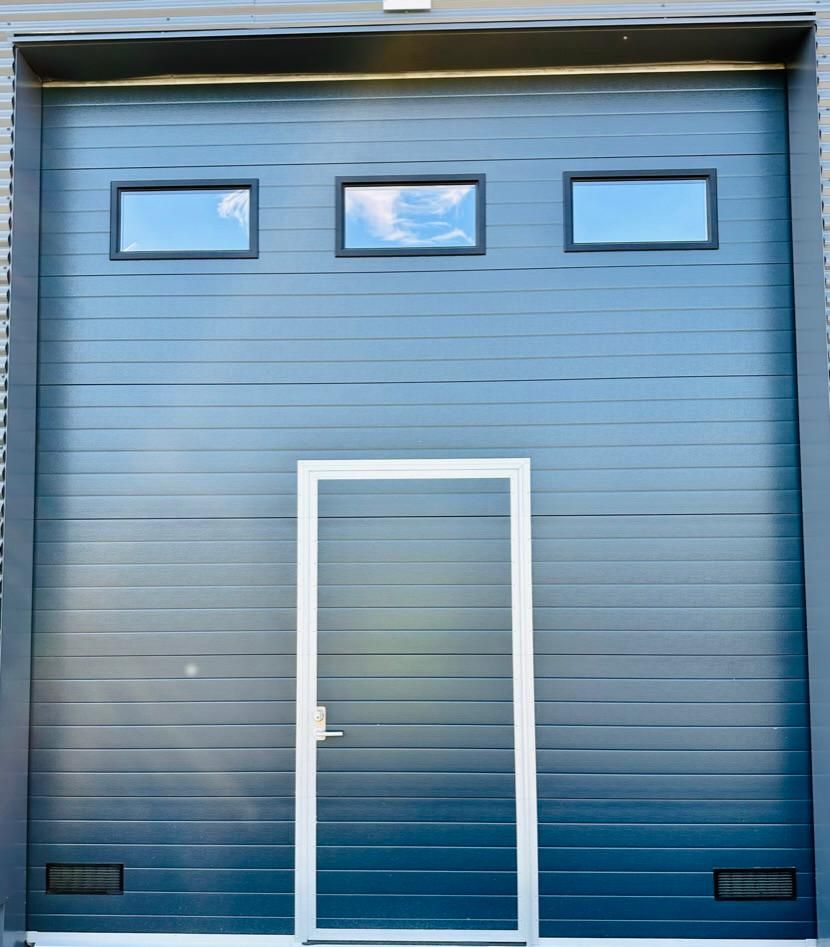 Sähköinen nosto-ovi ulkoa