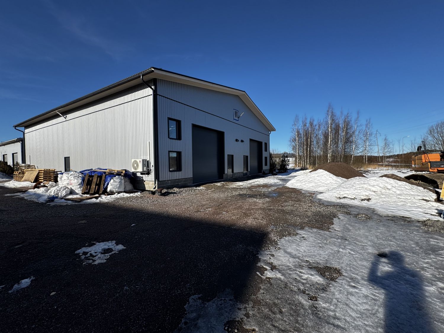 Vastavalmistunutta sisään ajettavaa halli 140-414 m2 Sipoon Martinkylässä n. 5 km Keravalta. Toimistoa vuokrattavissa. K...