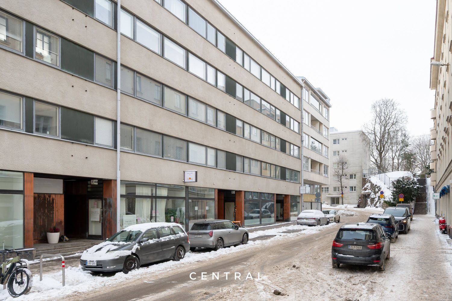 Monikäyttöinen liiketila Punavuoren ytimessä. Kaksi suurta näyteikkunaa Iso-Roobertinkadulle, kaksi sisäänkäyntiä ja pää...