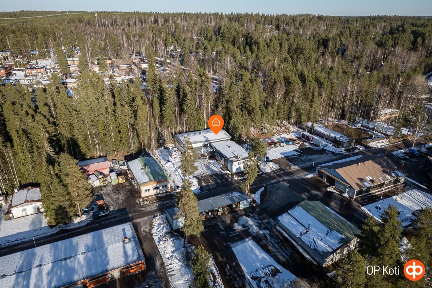 Monipuolinen teollisuuskiinteistö Karkkilassa.Myynnissä teollisuuskäyttöön soveltuva hallikokonaisuus Karkkilan Pajakadulla. Oma 1935 m² tontti tarjoaa hyvät puitteet korjaamo-, metallialan, tuotannon tai varastoinnin tarpeisiin. Rakennus on ollut aktiivisessa teollisessa käytössä, mikä näkyy s...