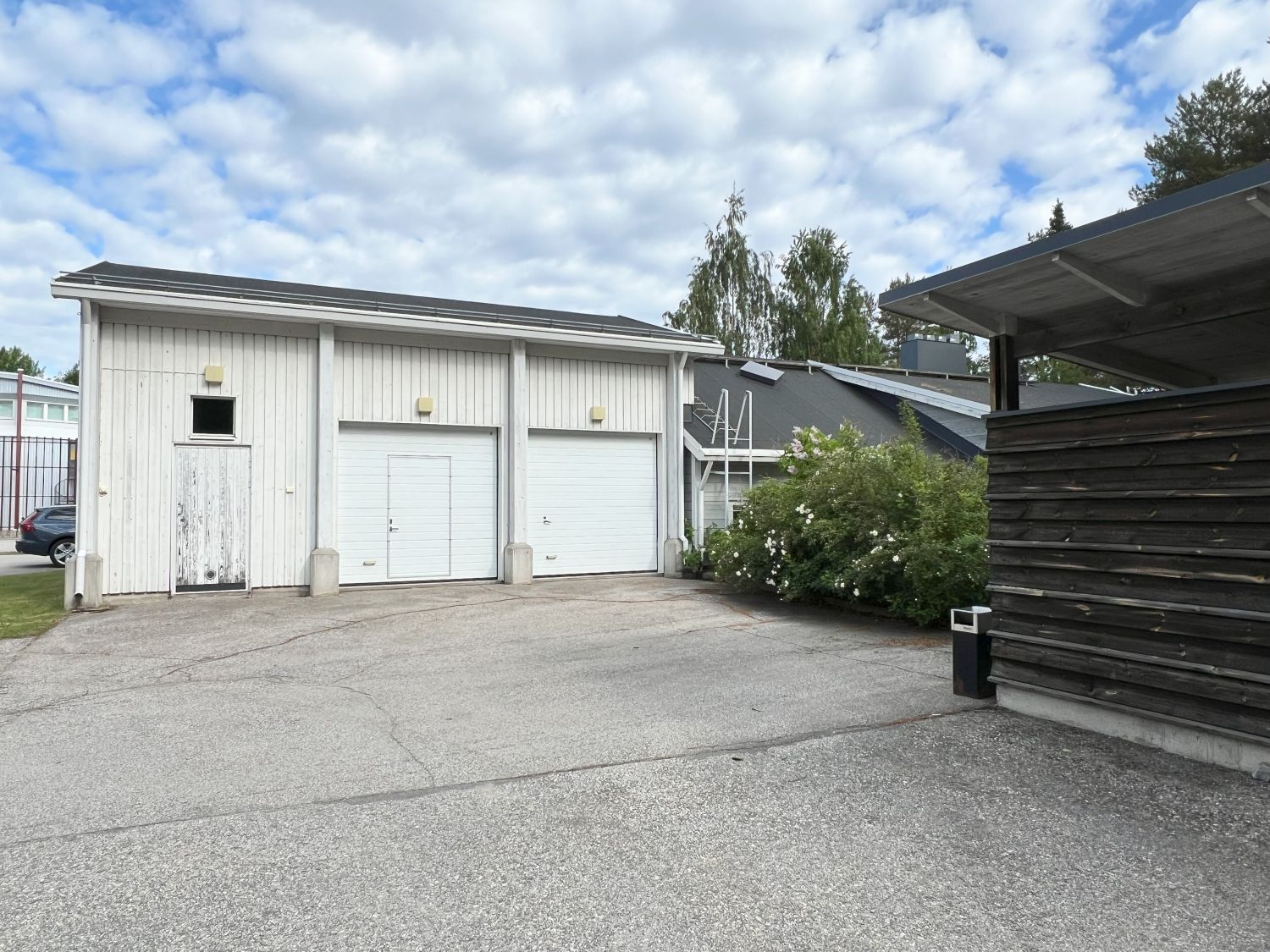 Majoitusrakennus autotalli