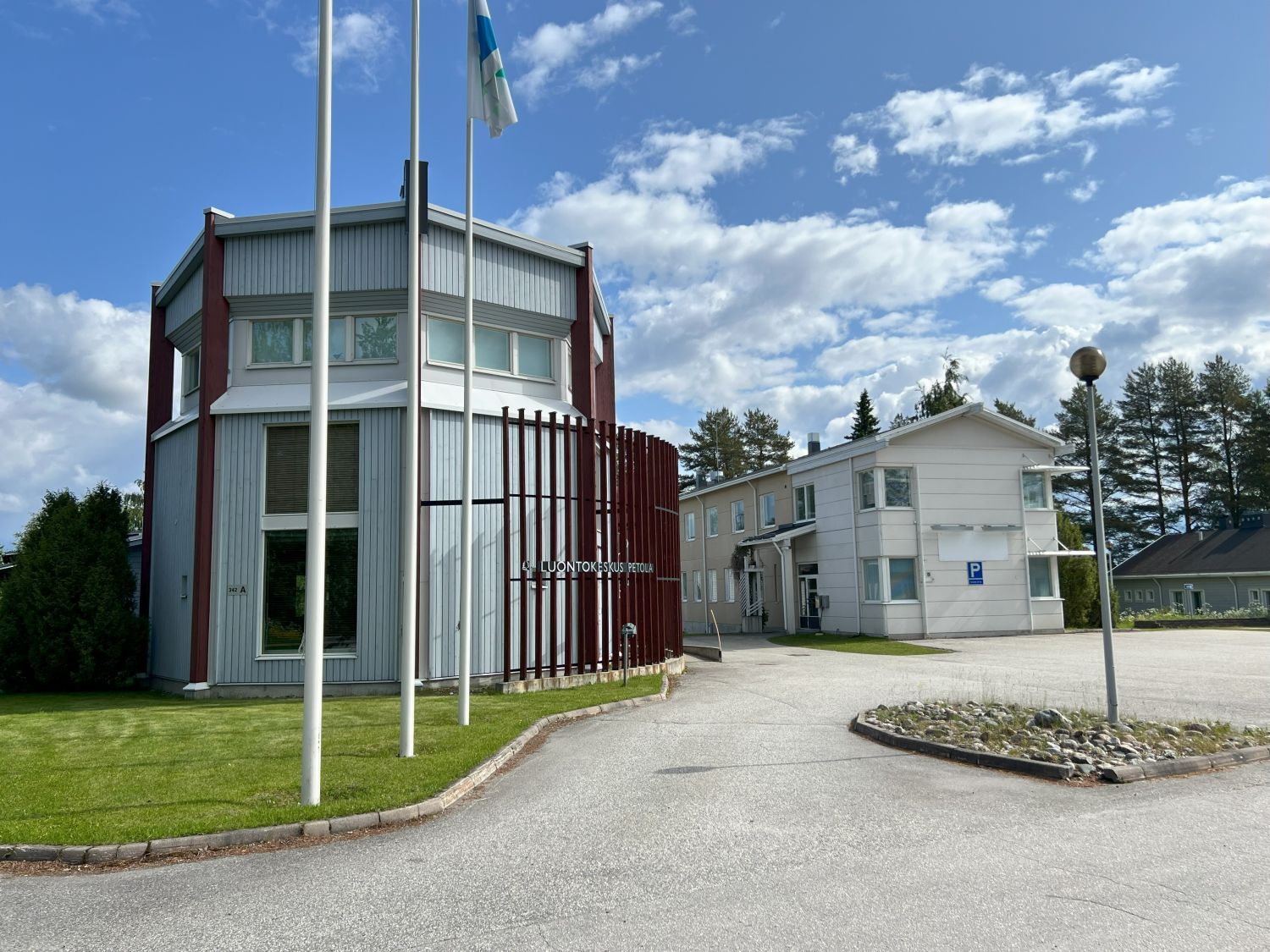 Luontokeskus Petola, taustalla tutkimuskeskus