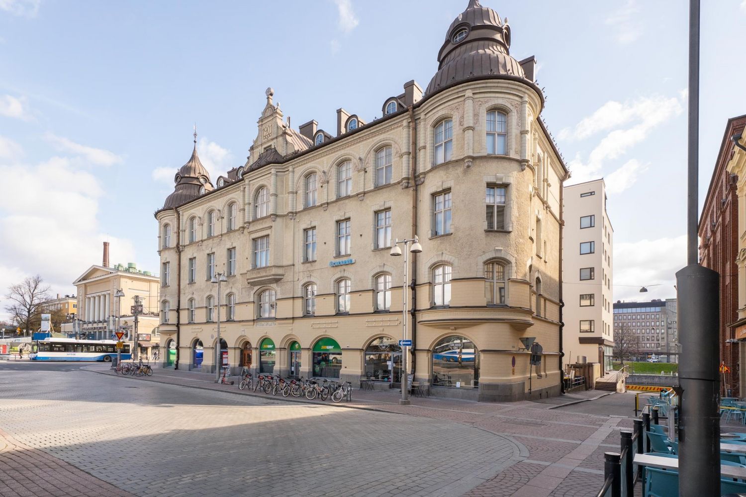 Tampereen parhaalla paikalla, keskustorin laidalla kauniissa Sumeliuksen talossa tämä katutason liiketila taustatiloinee...