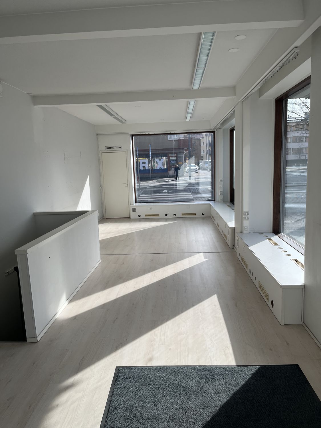 Vuokrataan siisti ja käytönnöllinen liiketila Kalevassa! Rakennuksen päädyssä olevan tilan ikkunat näkyvät kahteen suunt...