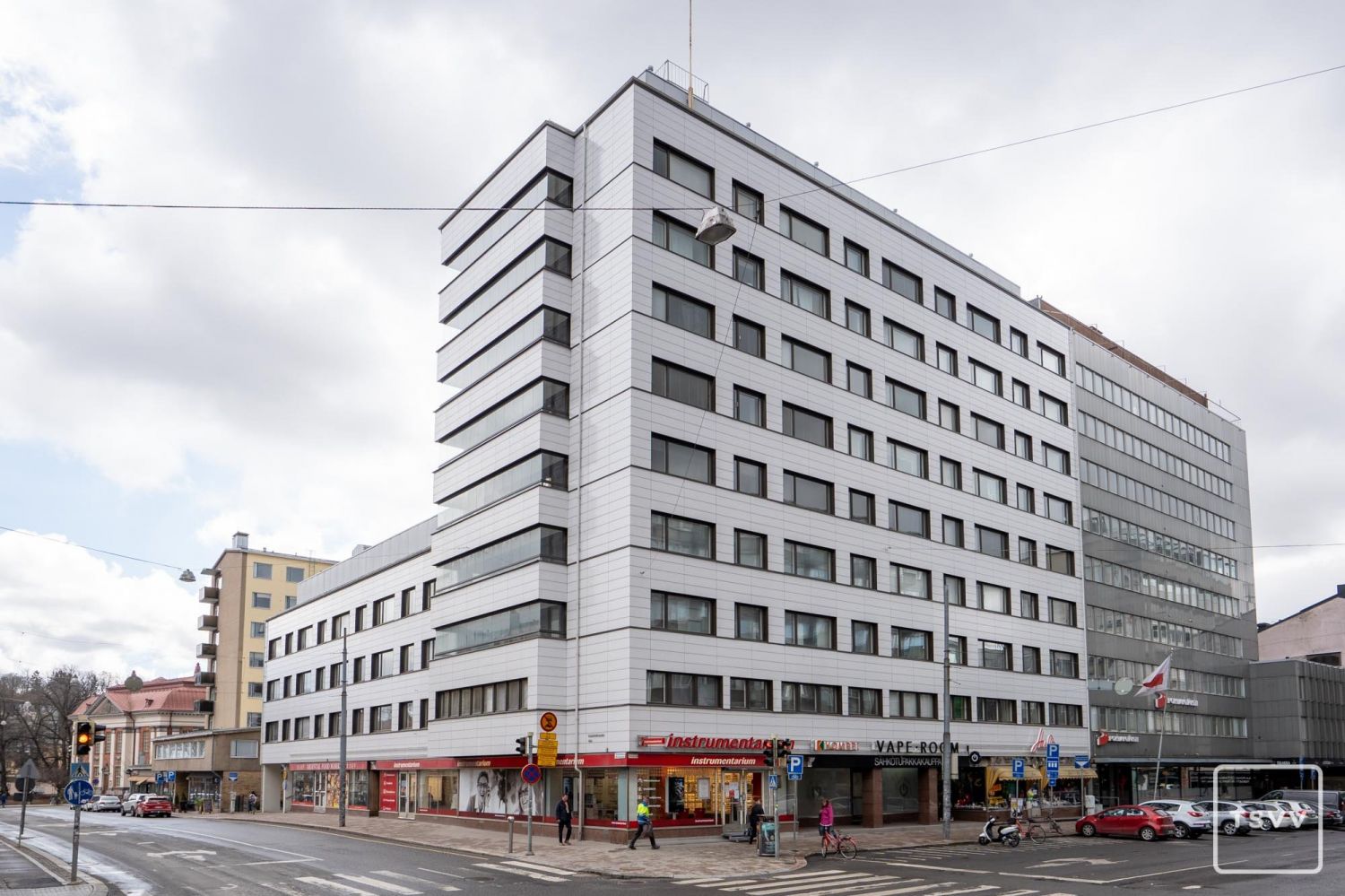 Etsitkö valoisaa ja avaraa toimistotilaa Turun keskustasta? Eerikinkadulla sijaitseva 110 neliömetrin toimisto tarjoaa erinomaiset puitteet yrityksesi tarpeisiin. Kolmannessa kerroksessa sijaitseva toimisto on helposti saavutettavissa, sillä rakennuksessa on hissi.Toimiston tilat ovat valoisat suu...