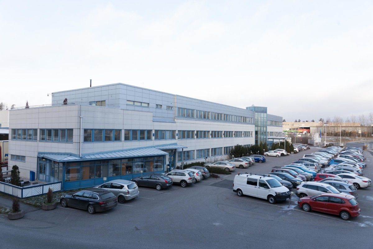 Rakennus on valmistunut 2000- luvun alussa logistiikkakiinteistöksi. Kiinteistöltä on hyvät yhteydet niin Vuosaaren sata...