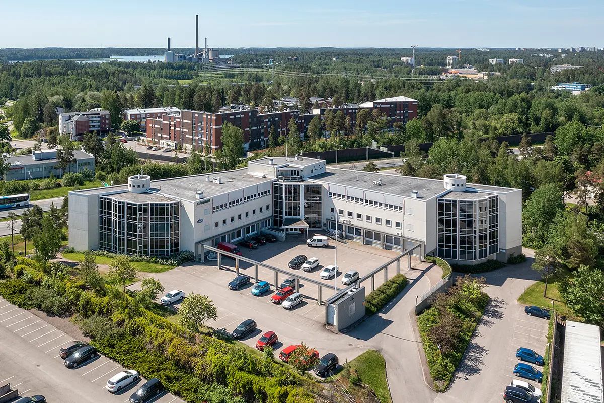 Vuokrataan siistiä ja valoisaa 2. kerroksen toimistotilaa hyvällä sijainnilla Länsiväylän varrella. Kiinteistön kellarik...