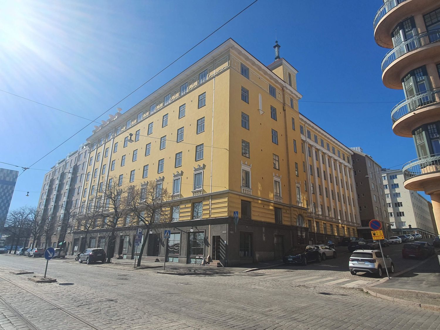 KÖYDENPUNOJANKATU 2 - toimisto-/tuotantotila 270m2EDULLINEN ja persoonallinen toimitila kauniin rakennuksen ylimmästä 7. kerroksesta.Toimiva pohjaratkaisu, jossa keskellä iso avotila minkä ympärille sijoitettu seitsemän erikokoista huonetta, keittiö ja kaksi WC-tilaa. Yksi huoneista toiminut stud...