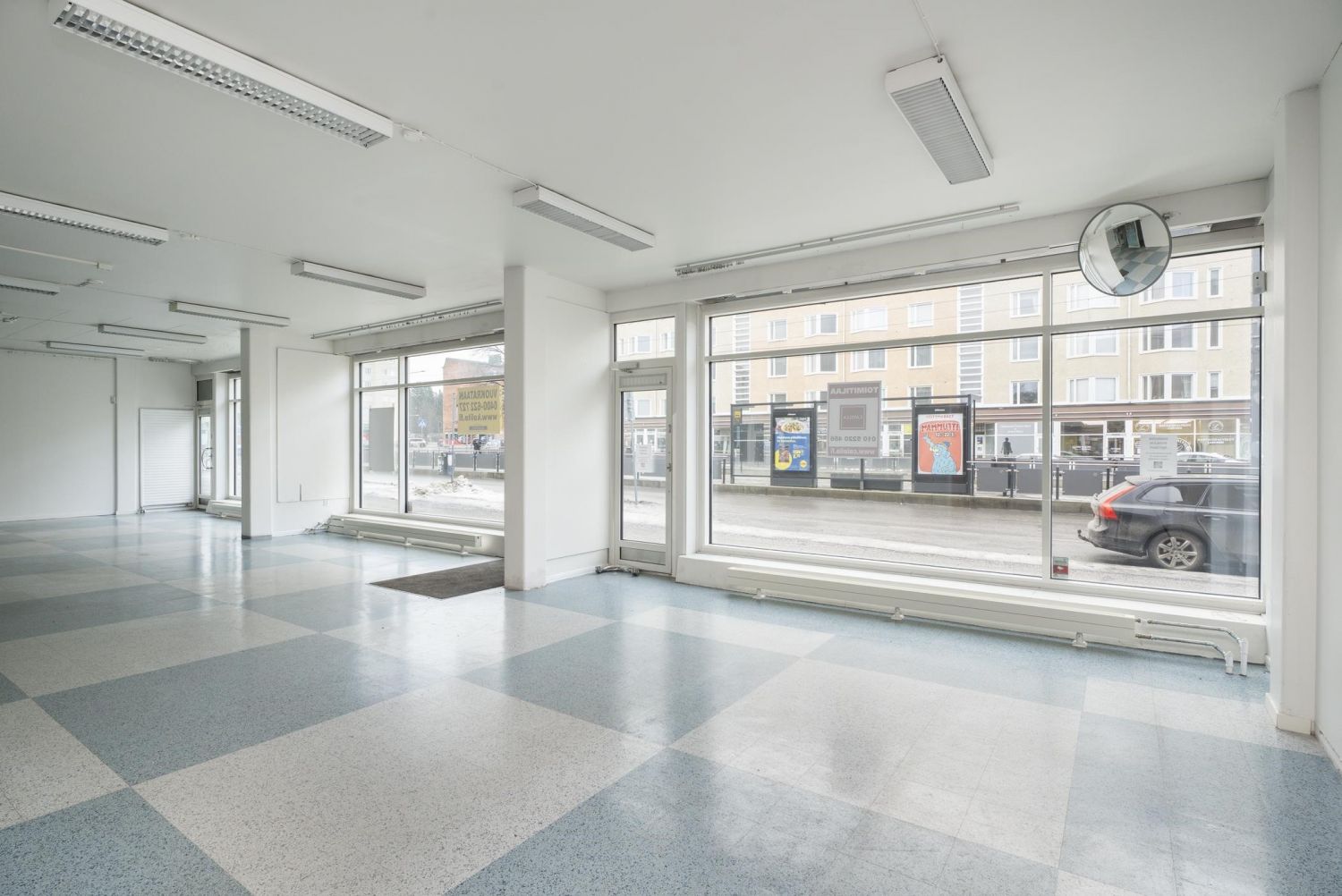 Hieno tilava katutason liikehuoneisto, hyvä näkyvyys. Raitiovaunupysäkki liiketilan edessä, erinomaiset yhteydet. Sammonkadulla auton saa parkkiin 1h kiekolla, taloyhtiön takana Liisanpuiston ja Kaupinkadun kulmassa isompi parkkipaikka 4h kiekolla. Vuokra 2948 €/kk alv 0%. Tila on arvonlisäverovel...