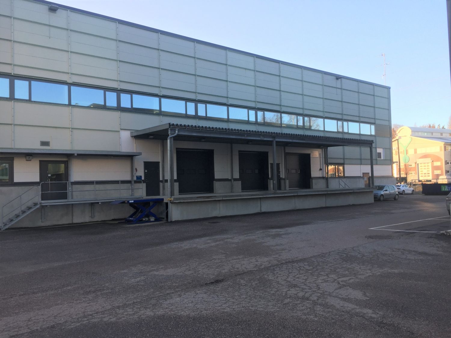 Laadukasta varasto- (560 m²) ja toimistotilaa (174 m²) Vantaalla Meiramitien varrella.