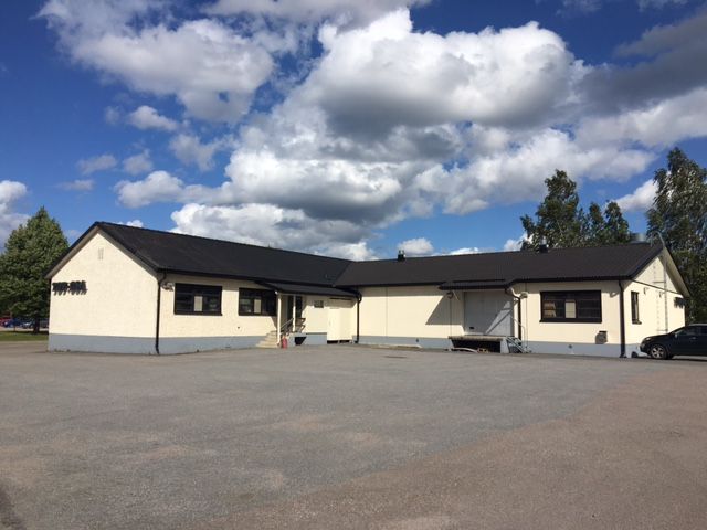 Noin 3m korkeat tilat yhdessä tasossa. Lastauslaituri.