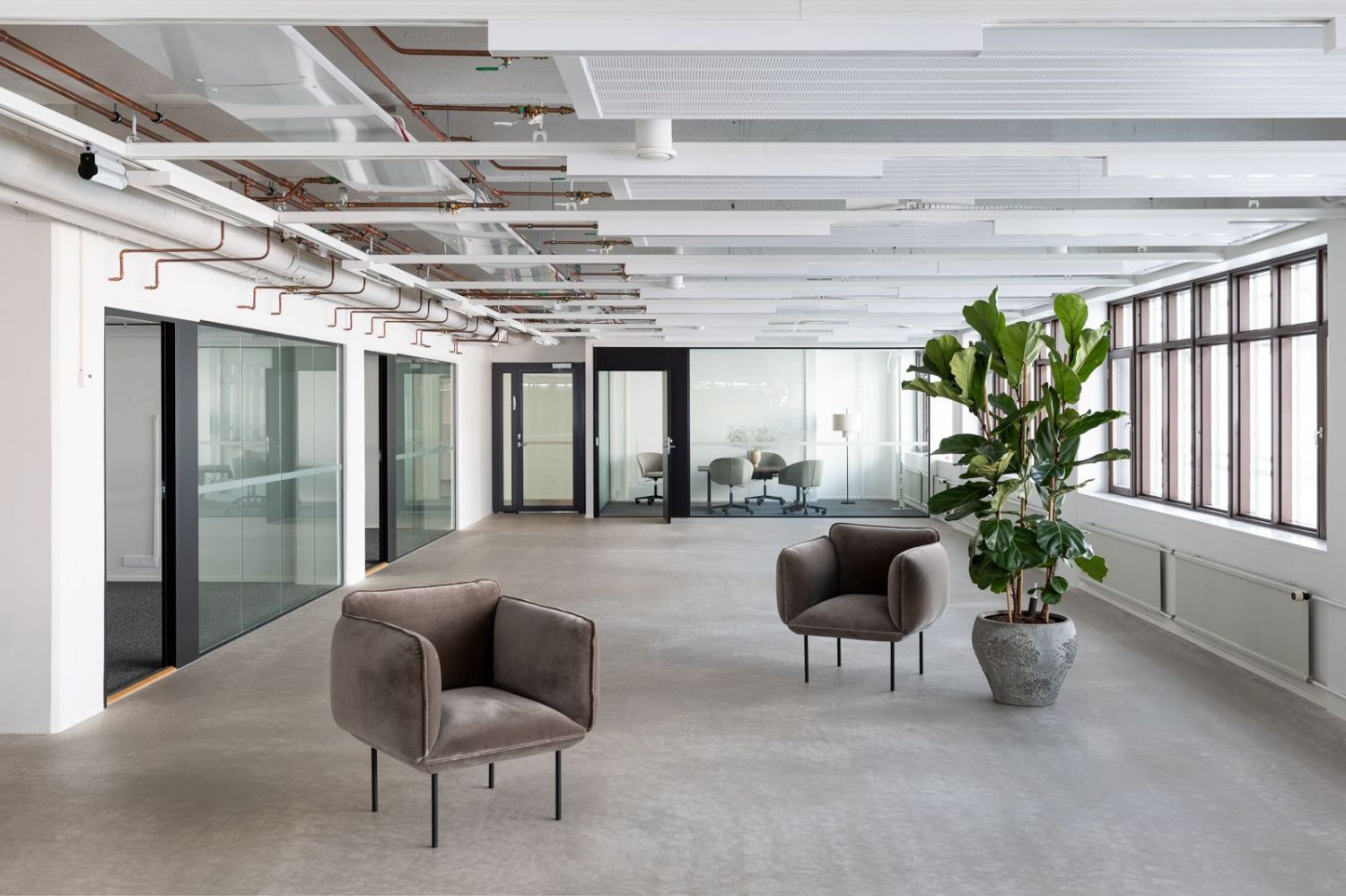 Nyt vuokrattavissa kompakti toimisto meren äärellä. Tila koostuu kolmesta huoneesta sekä avotilasta ja omasta keittiöstä...