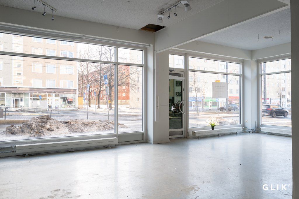 Kalevasta, vilkkaan Sammonkadun varrella, valoisa kulmahuoneisto, suurin näyteikkunoin. Pinta-alaa on kaikkiaan noin 162...