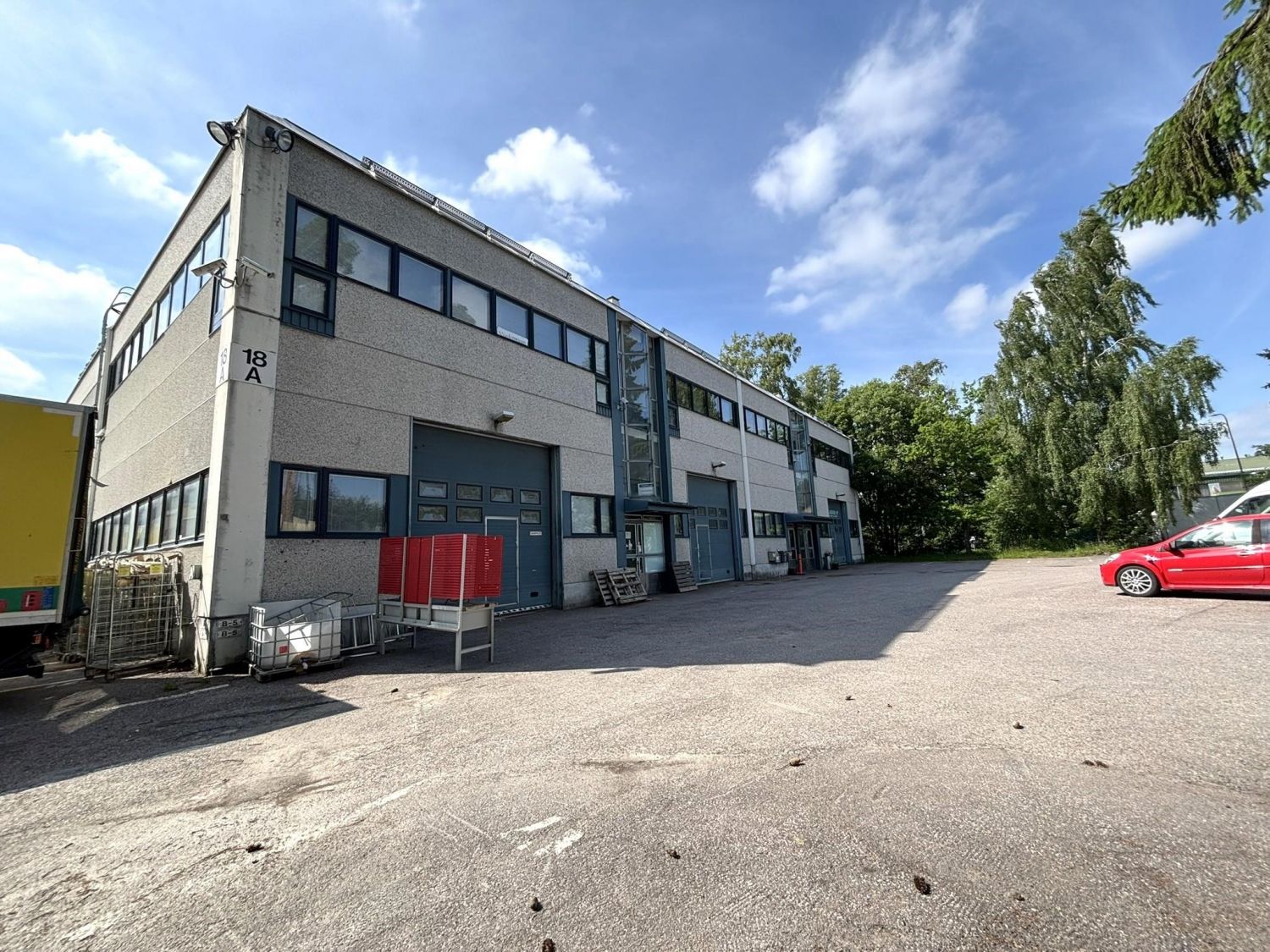 Tervetuloa tutustumaan monipuoliseen 120 m² liikehuoneistoon / työtilaan Helsingin Sienitiellä!Tämä 2. kerroksen avara ja muuntojoustava tila soveltuu erinomaisesti yrityksille, jotka arvostavat toimivia neliöitä, hyvää logistiikkaa ja helppoa saavutettavuutta.Soveltuu erinomaisesti esim. tuotant...