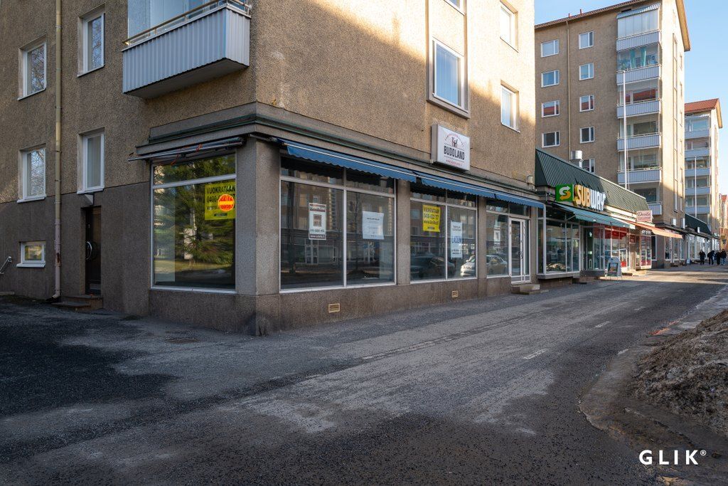 Kalevassa, Sammonkadun varrella, hyvä kulmahuoneisto. Katutason pinta-ala noin  93,5 m2 ja kellarikerroksessa avointa ti...