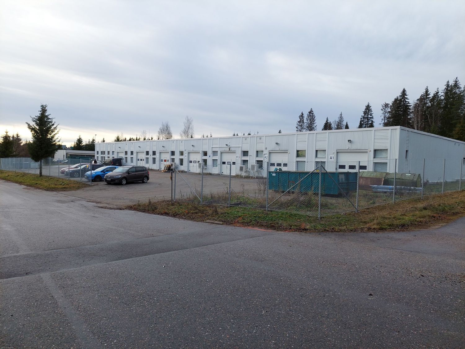 Halli-B2. Pien tsto + wc. Hyvät logistiset yhteydet kaikkiin suuntiin! Tilat sijaitsevat vain 4 km Lahden keskustasta, a...