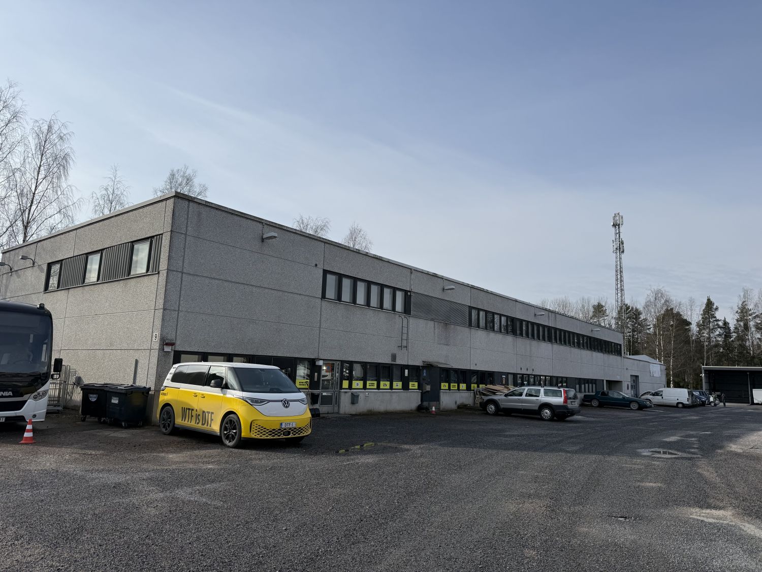 Siisti varasto/talli/hallitila hyvällä sijannilla.

Tilassa kaivo sekä vesipiste.

Ulko-oven mitat, leveys 1800mm , kork...