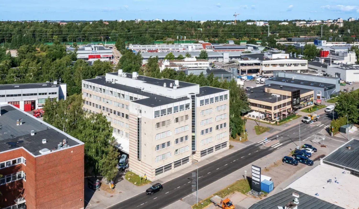 Nyt vuokrattavissa ammattitason ammattitason äänitysstudio- ja toimistotila Herttoniemen teollisuusalueella. Kokonaisuus sisältää avotoimiston keittiöllä ja wc:llä sekä valmiin studiotilan, jossa on erillinen tarkkaamo ja soittohuone. Sahaajankatu 24 on monipuolinen kiinteistö Herttoniemessä, joka...