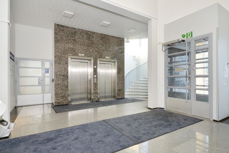 Pääsisäänkäynti.