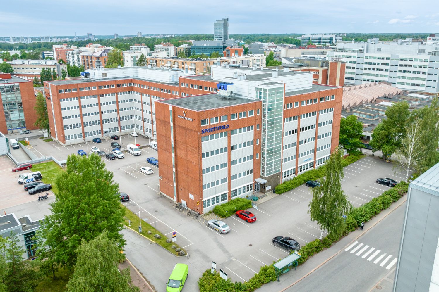 Valimotie 10 tarjoaa toimistotilaa yksittäisestä työhuoneesta isompaan, jopa 1300 m2 tilakokonaisuuteen.

Rakennuksen ed...