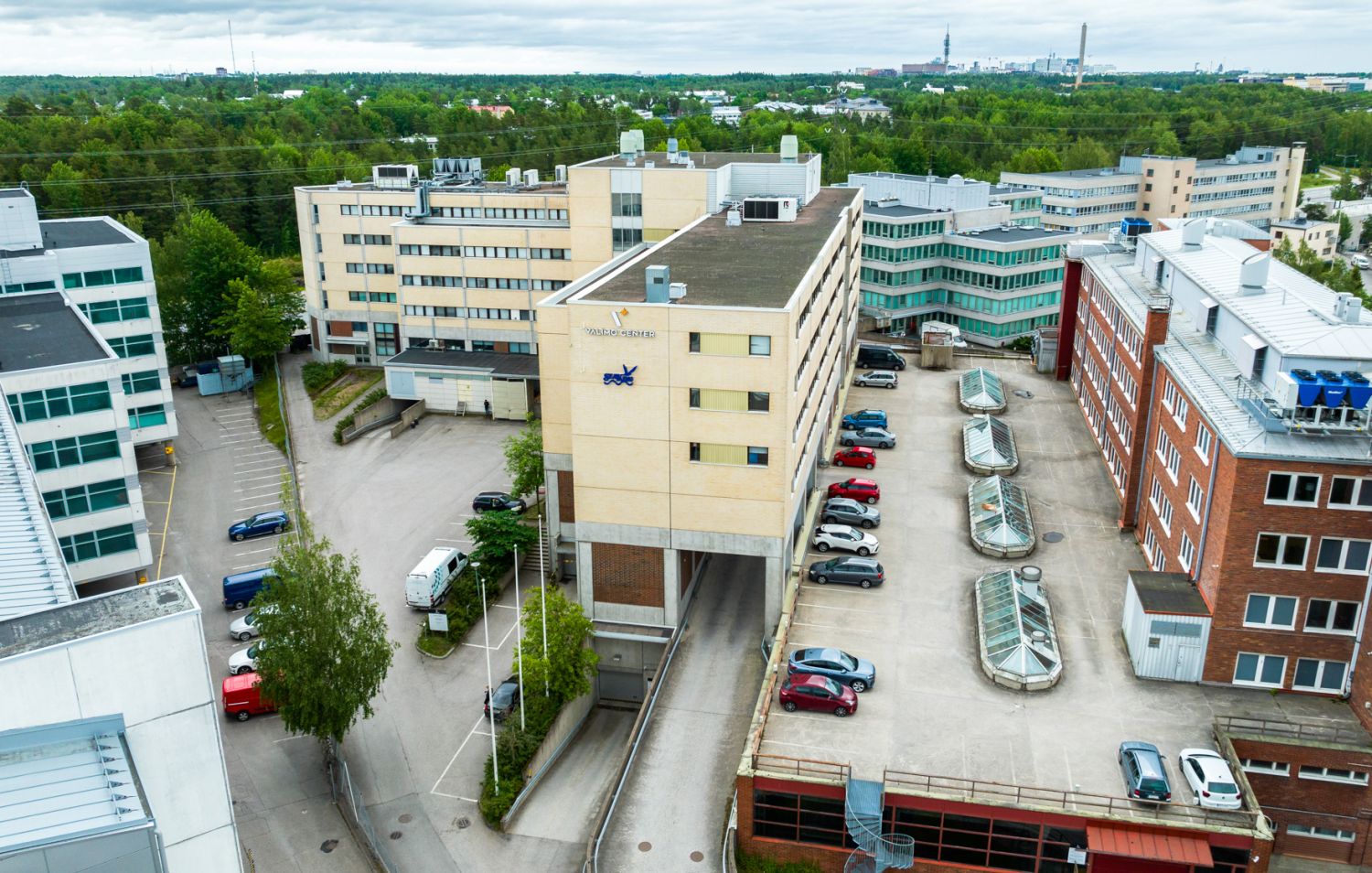 Valimotie 13b:ssä on toimitilaa pilkottavaksi oman tarpeen mukaan alkaen 200 m2. Suurempaa tilaa etsivälle tähän kiintei...