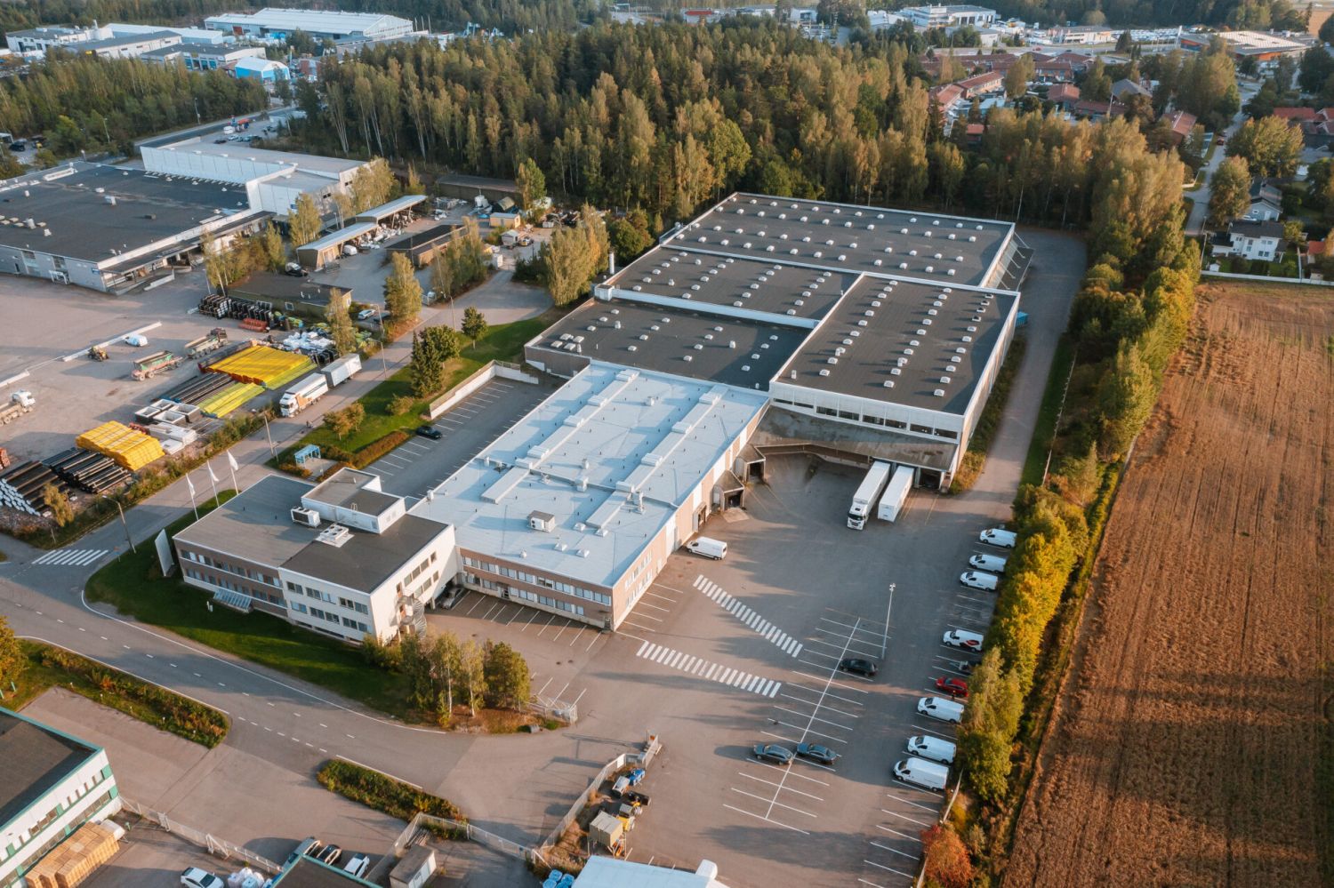 Monipuolista varasto- ja toimistotilaa Espoon Koskelossa – laajasti saneeratussa logistiikkakiinteistössä