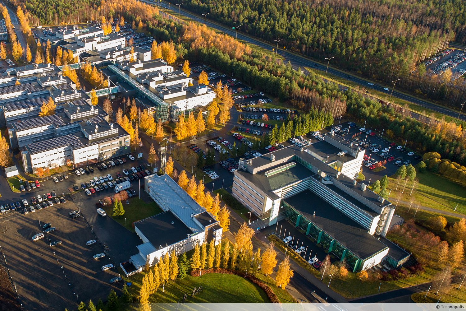 Kolmannen kerroksen toimistotila, jossa on avotilaa, erillisi&auml; huoneita, oma keitti&ouml; sek&auml; wc:t. Tilan verkko on eriytetty tilan sis&auml;ll&auml; olevaan ristikytkent&auml;tilaan. Tilassa on tehokas huonekohtainen j&auml;&auml;hdytys. Ilmoitettu neli&ouml;m&auml;&auml;r&auml; sis&auml...