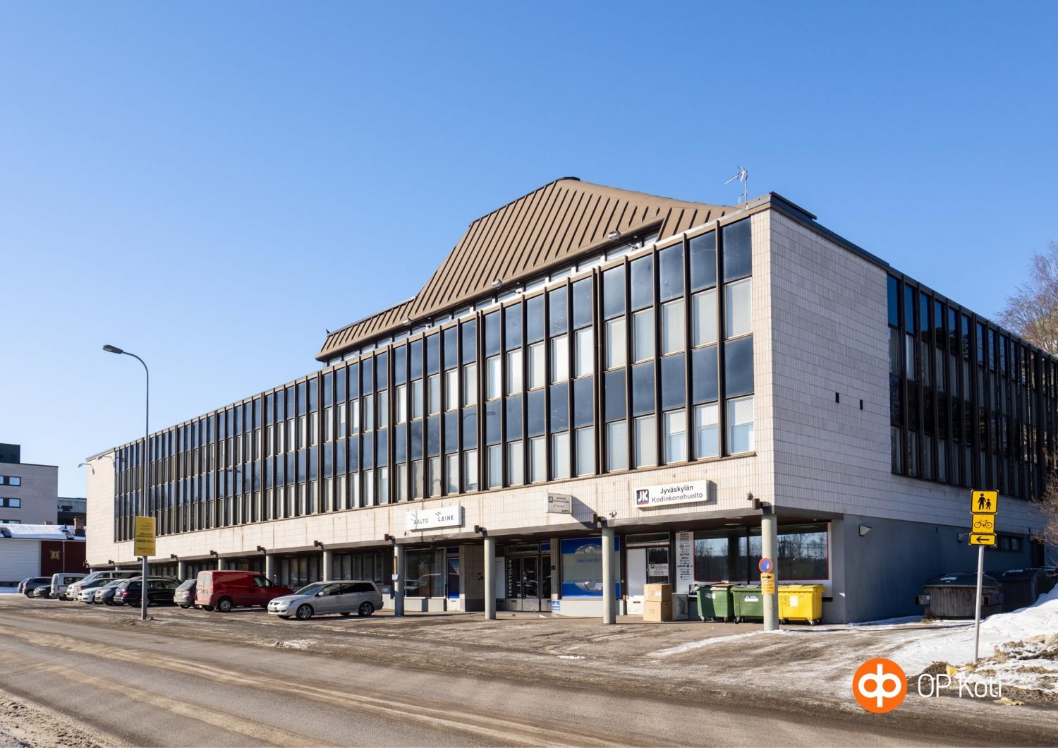 Keskustassa, vilkkaalla paikalla siistikuntoinen liiketila. Valoisa huoneisto on kauttaaltaan remontoitu vuonna 2007 alapohjaremontin yhteydessä. Hyvin hoidetussa yhtiössä on tehty mm. linjasaneeraus, käyttövesiputki- ja kattoremontit. Julkisivuremontti valmistui vuonna 2023. Toimivat tilat esim. va...