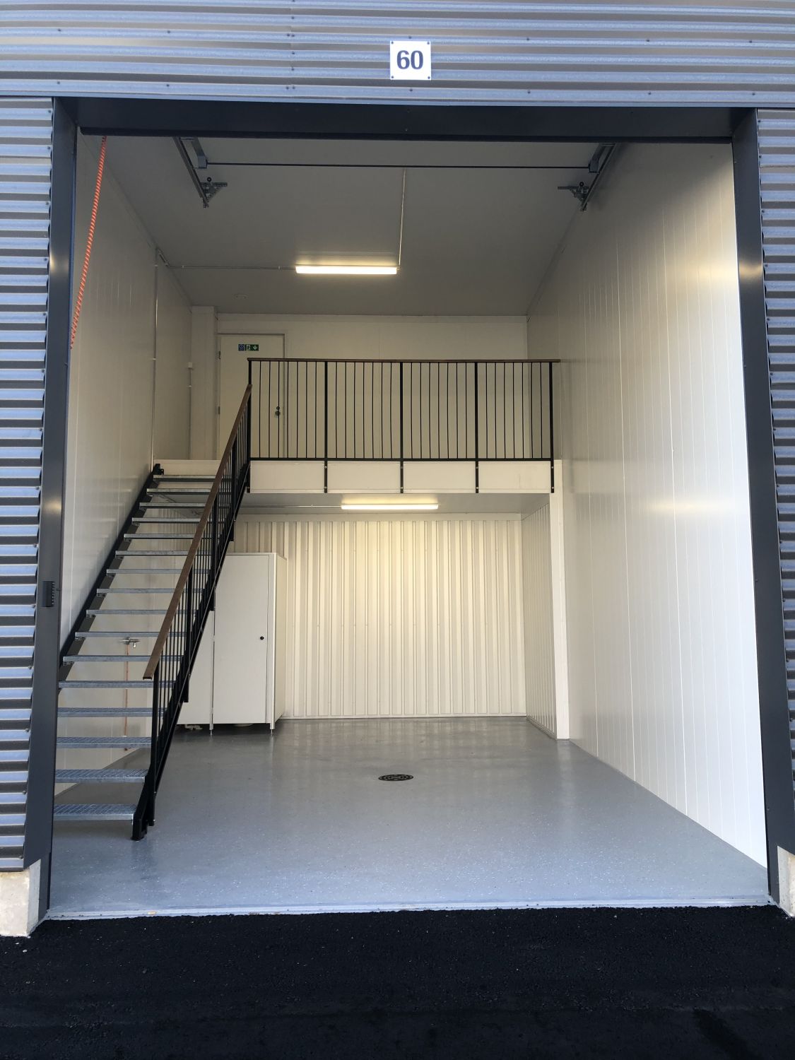 Tilakuva ulkoa sisälle päin