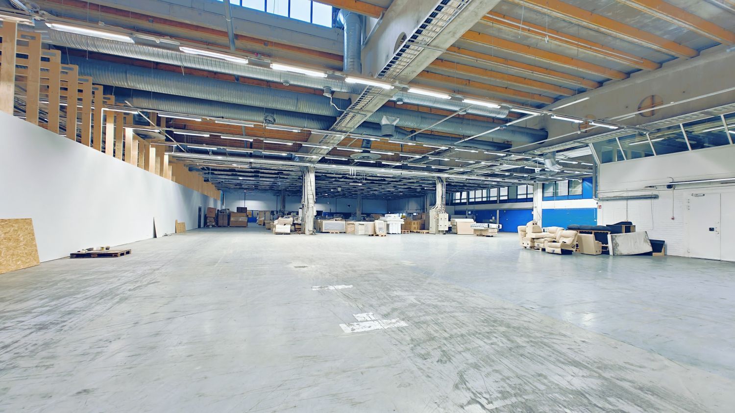 Vuokrataan 4900m2 varasto/-tuotantotila Helsingin Kuninkaantammesta lyhyen ajomatkan päässä Hämeenlinnanväylältä. Tilast...