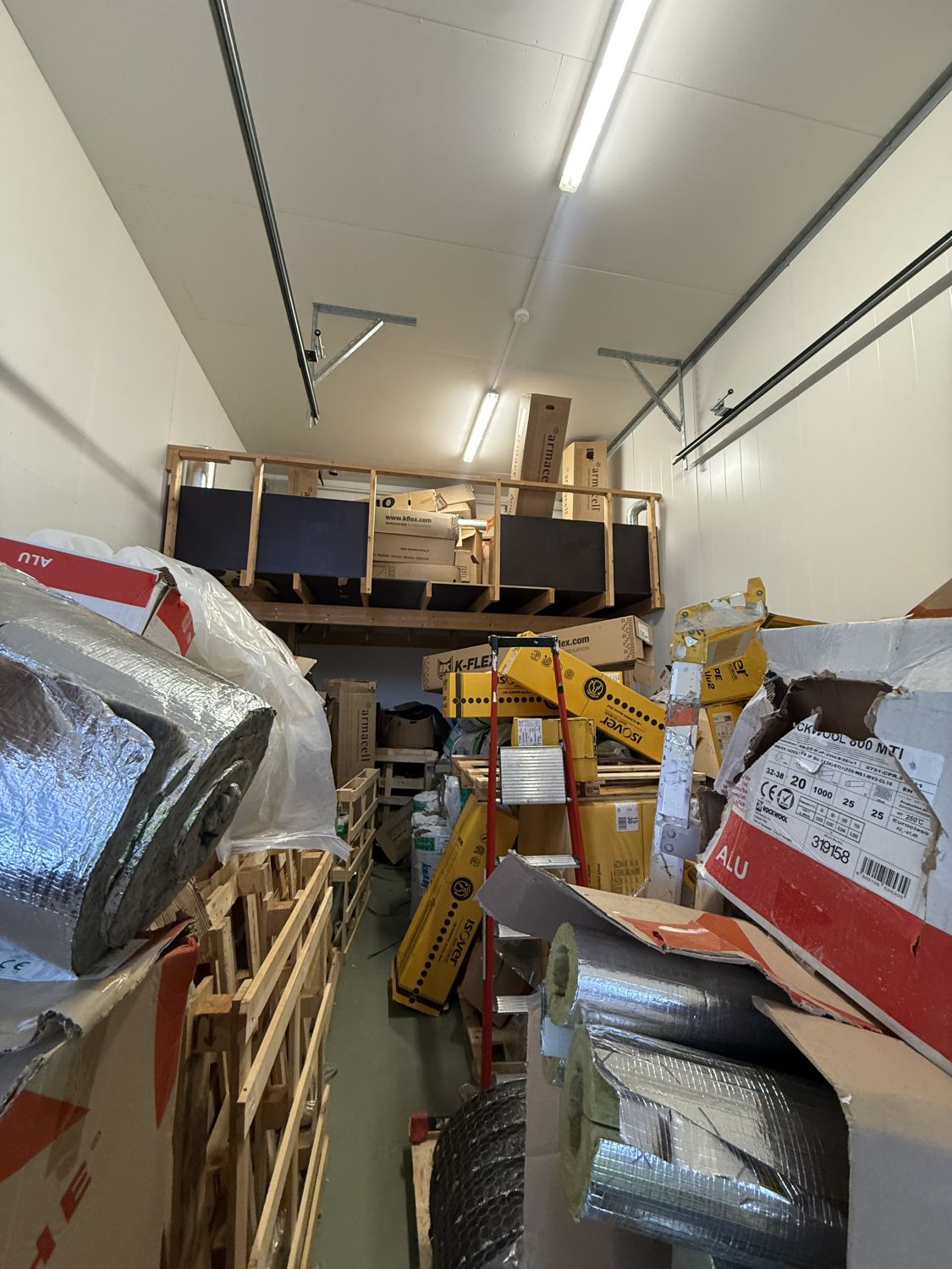 Myydään varastona ollut halliosake Orikedolta.
Hyvät kulkuyhteydet lähialueille. Tilaan rakennettu parvi n.13m2 
Voidaan...