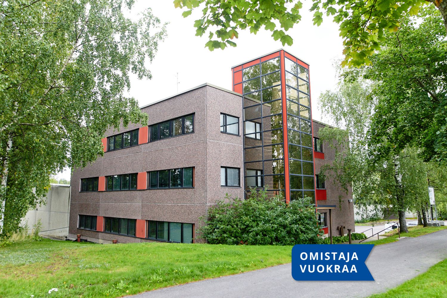 Vuokrattavana siistikuntoinen ja viilennyksellä varustettu 353 m² monitilatoimisto Vantaan Varistossa. Tila sijaitsee rakennuksen 3. kerroksessa ja soveltuu hyvin monenlaiseen toimistokäyttöön.Tilassa on tehty päivityksiä remontin yhteydessä: lattioihin on asennettu tekstiilipalamatto ja wc-tiloja...