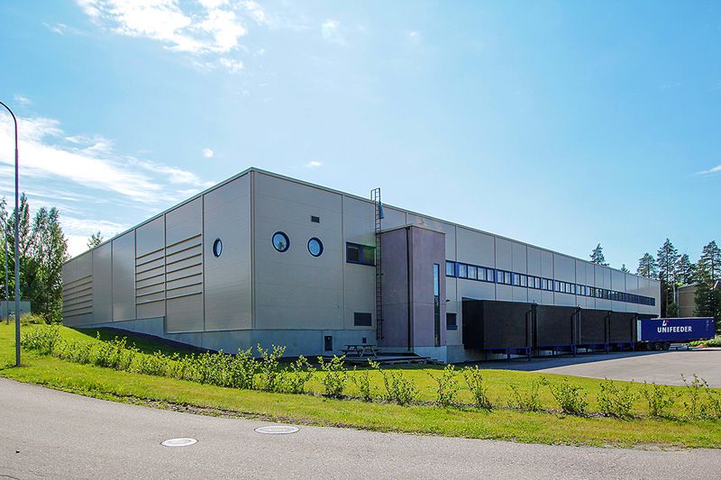 Vuokrattavana tilava logistiikkatila, jonka korkeus on yli 8 metriä. Tavaroiden kuljettaminen sujuu helposti lastaustask...