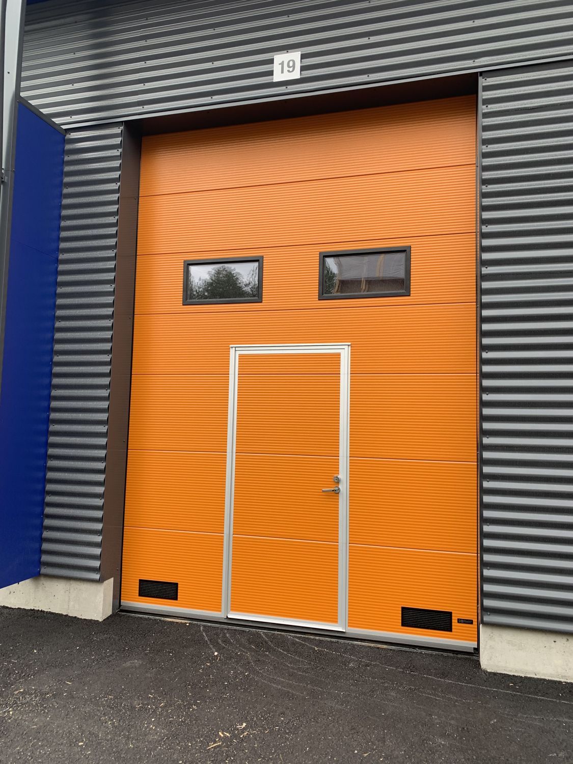 Sähköinen nosto-ovi ulkoa