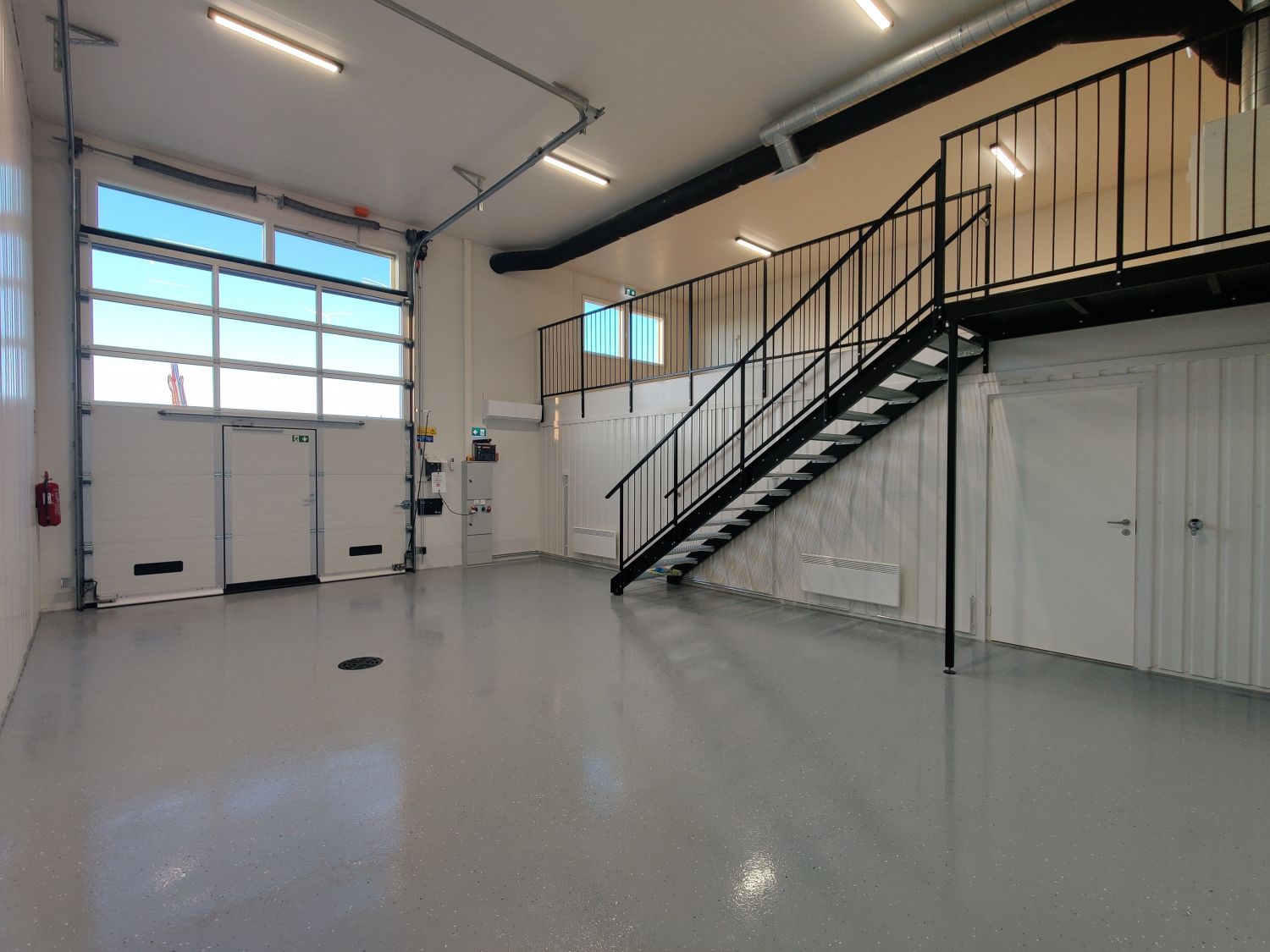 Suositulla Sundsbergin Talliosakkeella työtila 19. Tilassa valmiina parvi sekä wc suihkuvarauksella.