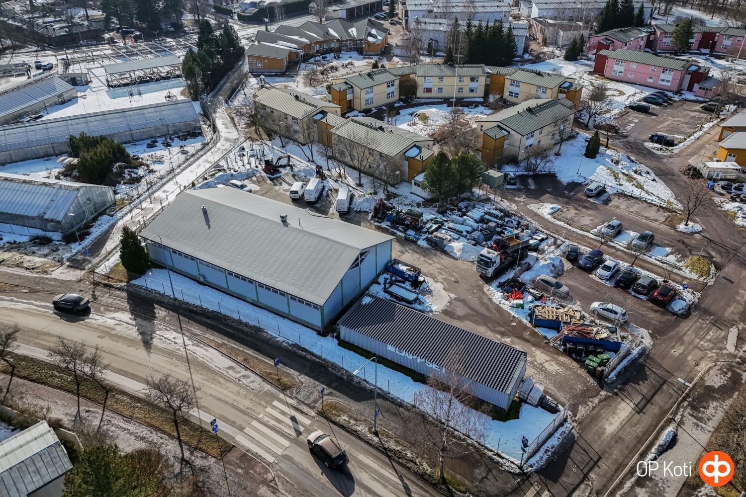 Torpparinmäentie 4 tarjoaa erinomaisen mahdollisuuden yritykselle, joka arvostaa toimivaa logistiikkaa, hyviä yhteyksiä ja monipuolisia tilaratkaisuja. Kohde sijaitsee Helsingin Torpparinmäessä, rauhallisella mutta logistisesti sujuvalla alueella. Alueelle on helppo saapua, myös julkisilla (linja-a...