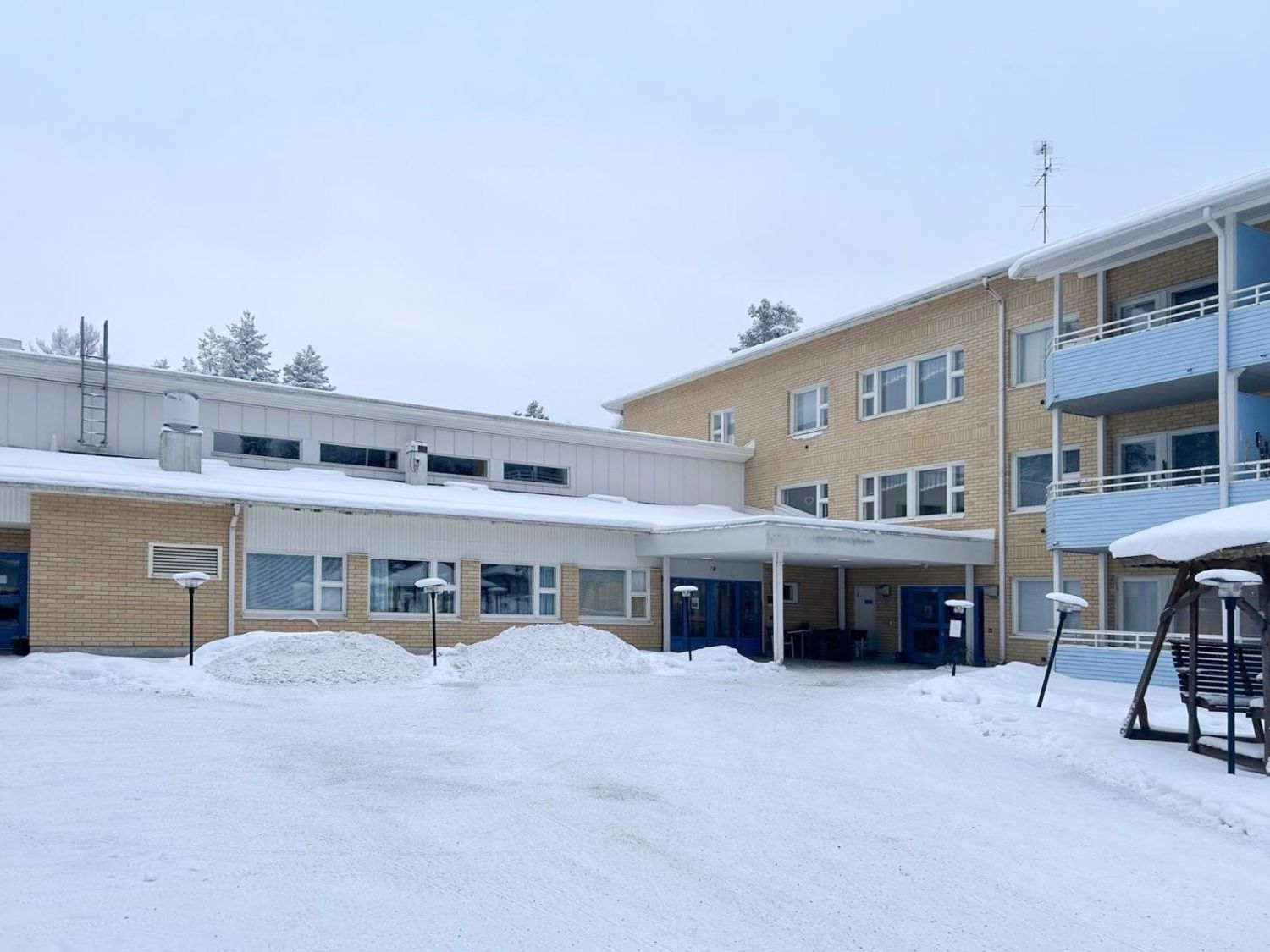 Vaajakoskella 277 m2 moneen muotoutuva toimisto- /liiketila!Siistikuntoinen kokonaisuus, joka koostuu jaettavissa olevasta aula/yhteistilasta, kolmesta toimistohuoneesta sekä keittiö-, tauko- ja wc-tiloista. Keittiö on hyvin varusteltu ja siihen on oma sisäänkäynti. Koneellinen ilmanvaihto, inva-w...