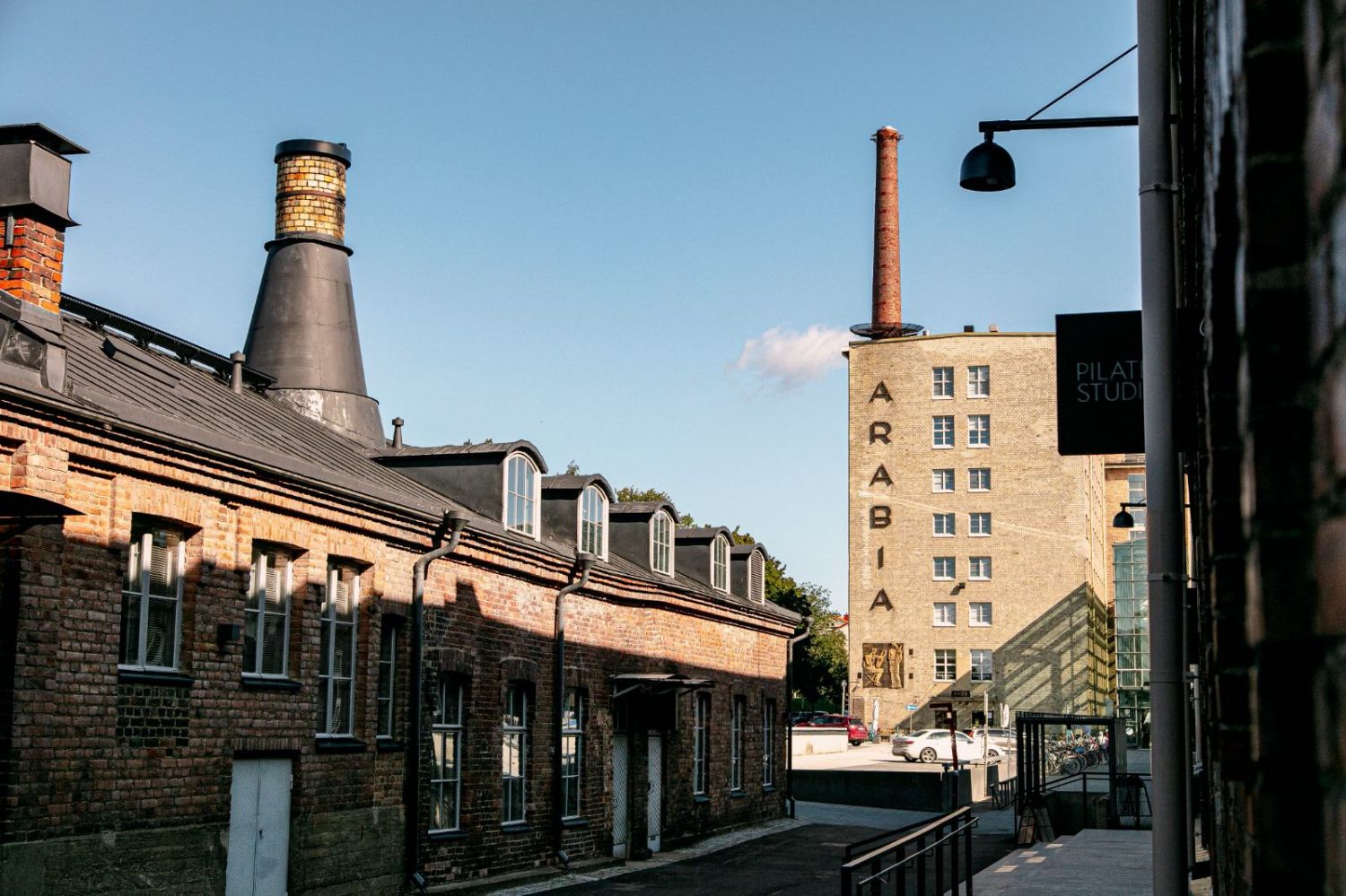 Vuokrataan Helsingin Arabiasta kuudennen kerroksen 133 m² toimistotila. Toimistoon kulku b-rapusta, sopii mm. showroomiksi.Keskeisen sijaintinsa ansiosta kiinteistöön on helppo saapua ja kaikki Toukolan ja Arabianrannan palvelut ovat lähettyvillä. Bussit ja raitiovaunut kulkevat aivan kiinteistön ...