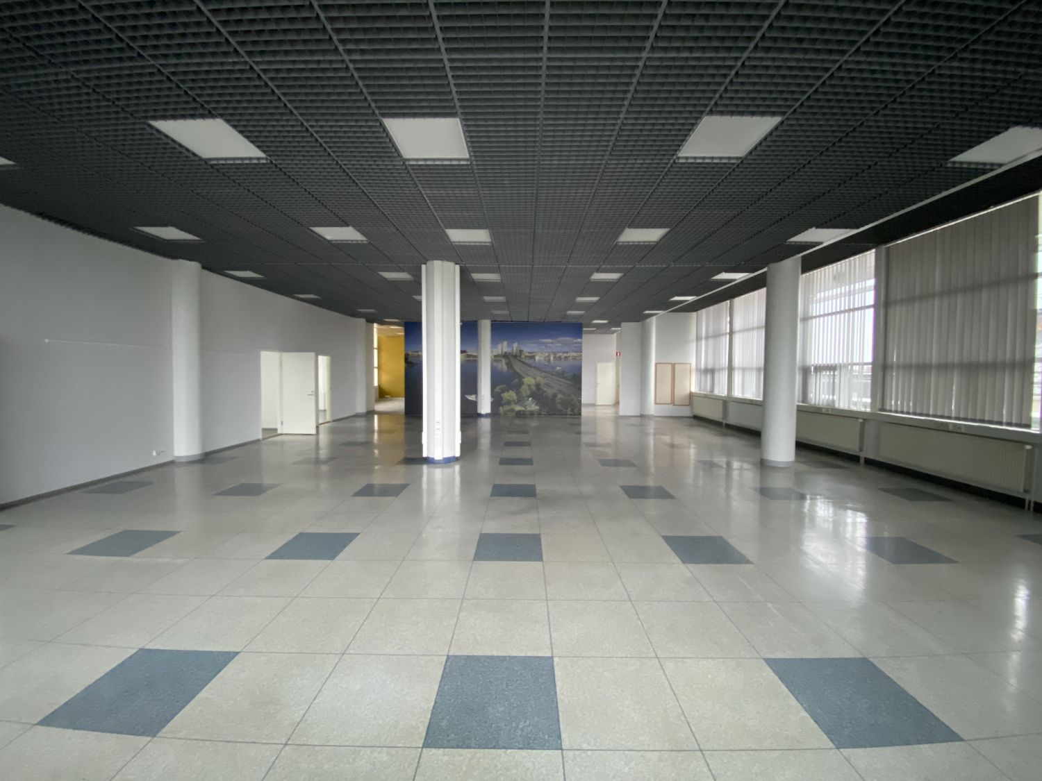 Iso avokonttoritila/sali