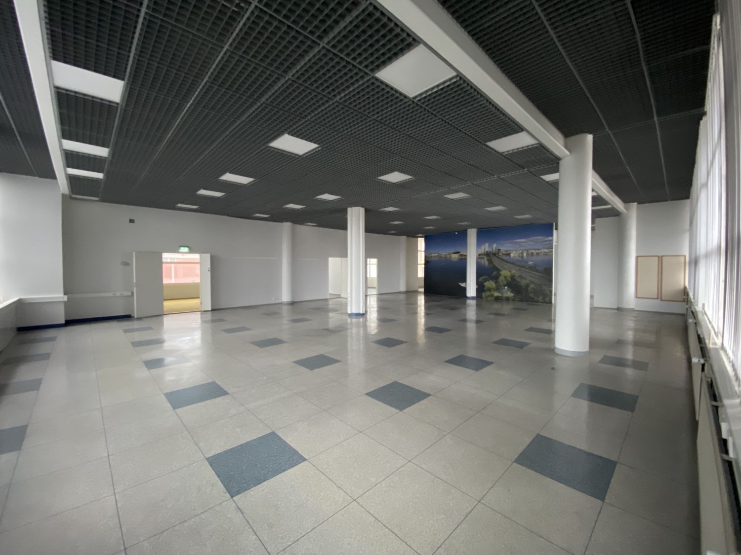 Iso avokonttoritila/sali